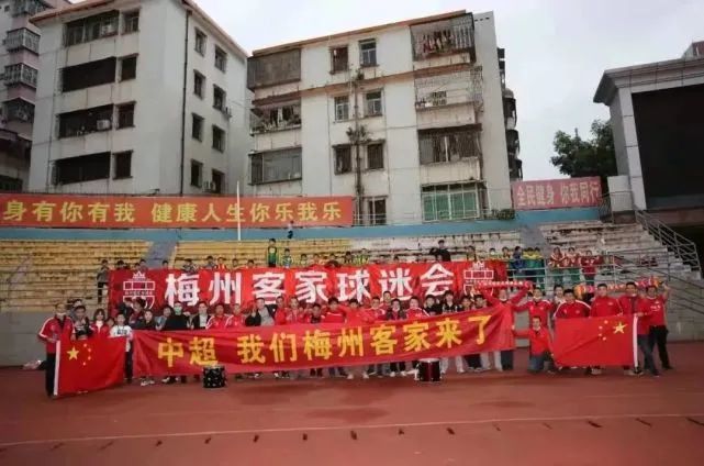 和男朋友裸睡他一直吃我奶